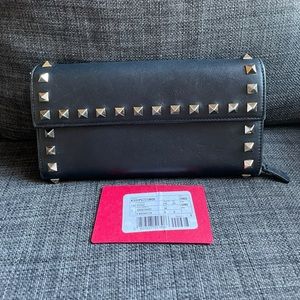 VALENTINO GARAVANI
Calfskin Rockstud long wallet